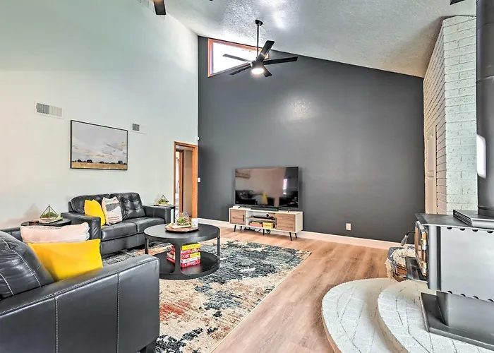 Spacious W/ Hot Tub & Grill! Holiday home *