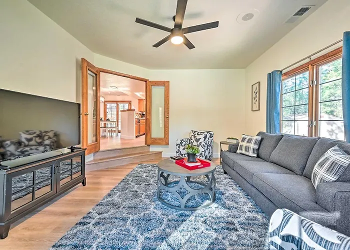 Holiday home Spacious W/ Hot Tub & Grill! *