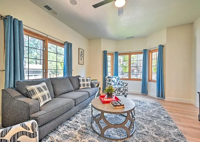 Spacious W/ Hot Tub & Grill! Holiday home