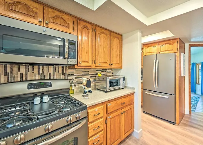 Holiday home Spacious W/ Hot Tub & Grill!