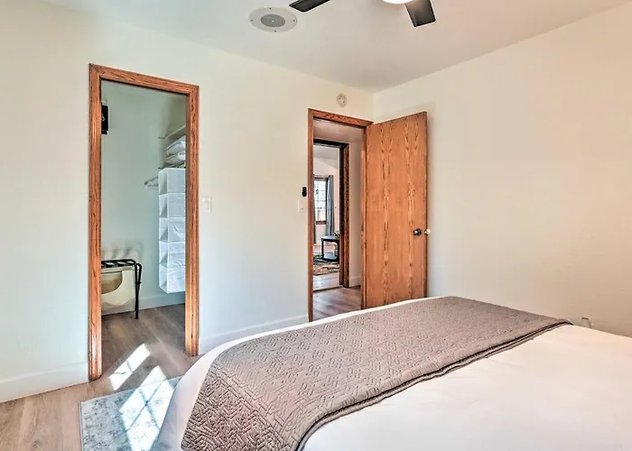 Spacious W/ Hot Tub & Grill! Flagstaff