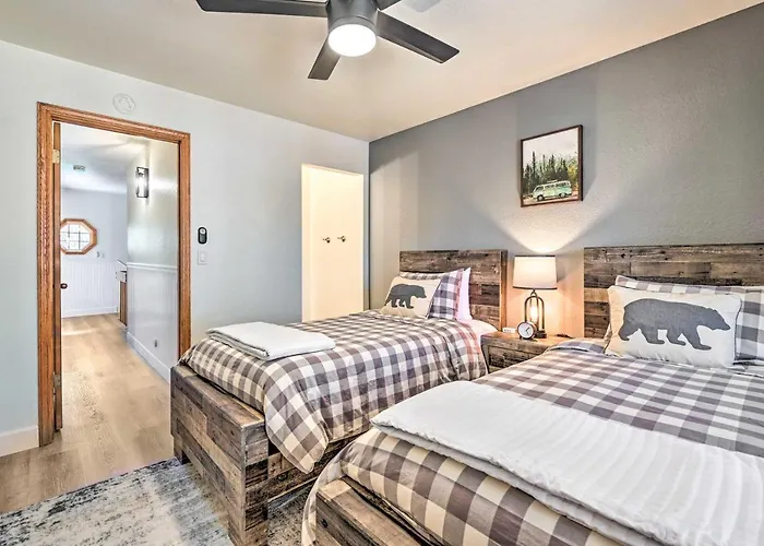 Spacious W/ Hot Tub & Grill! Holiday home Flagstaff