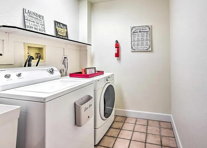 Spacious W/ Hot Tub & Grill! Holiday home *