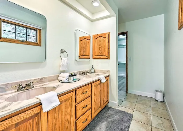 Spacious W/ Hot Tub & Grill! Flagstaff