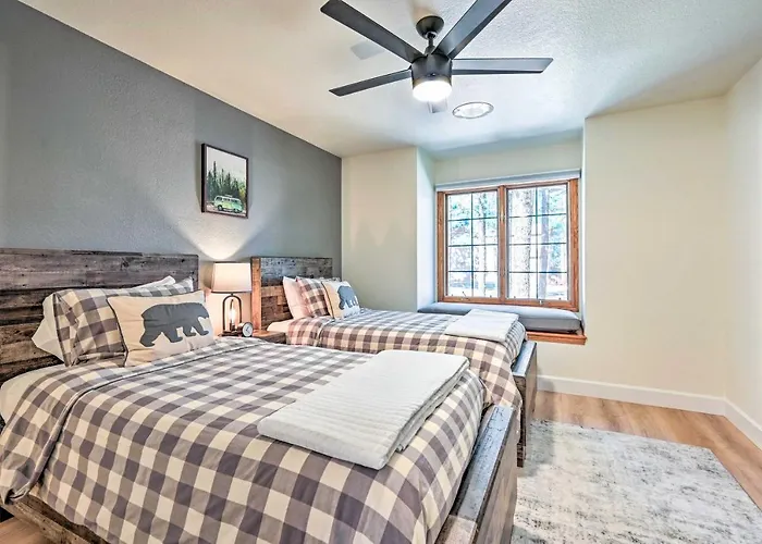 Spacious W/ Hot Tub & Grill! Holiday home Flagstaff