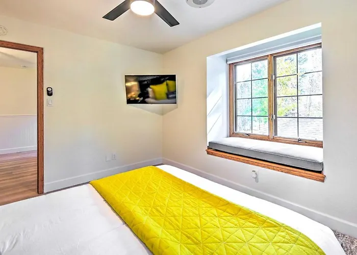 Holiday home Spacious W/ Hot Tub & Grill!