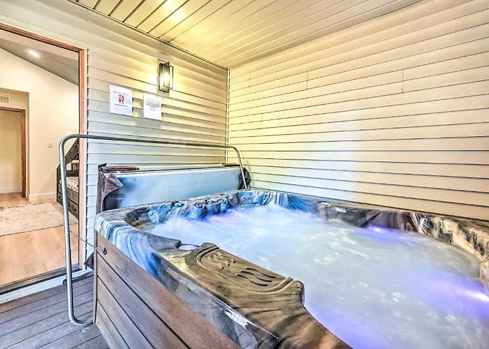 Spacious W/ Hot Tub & Grill! Flagstaff