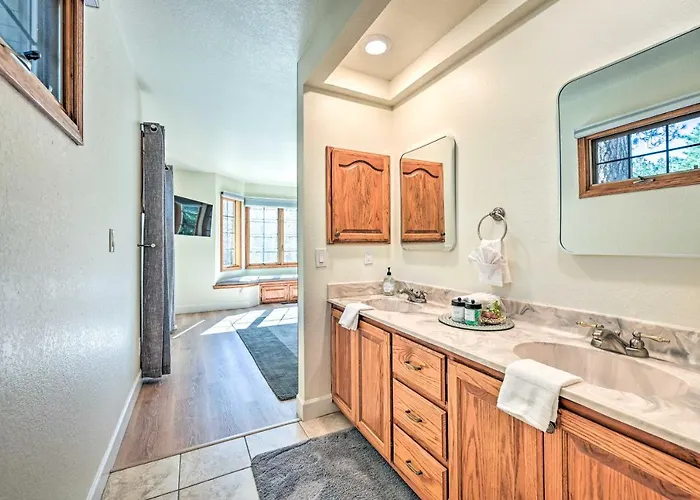 Spacious W/ Hot Tub & Grill! Flagstaff