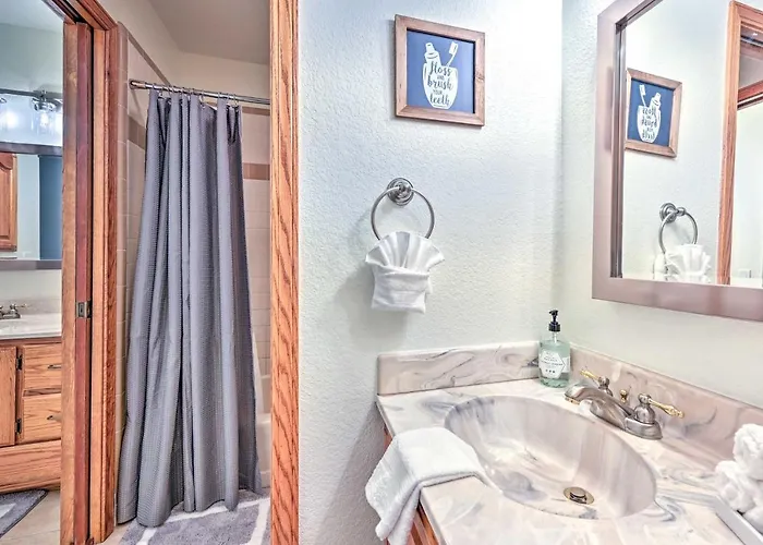 Spacious W/ Hot Tub & Grill! Holiday home *