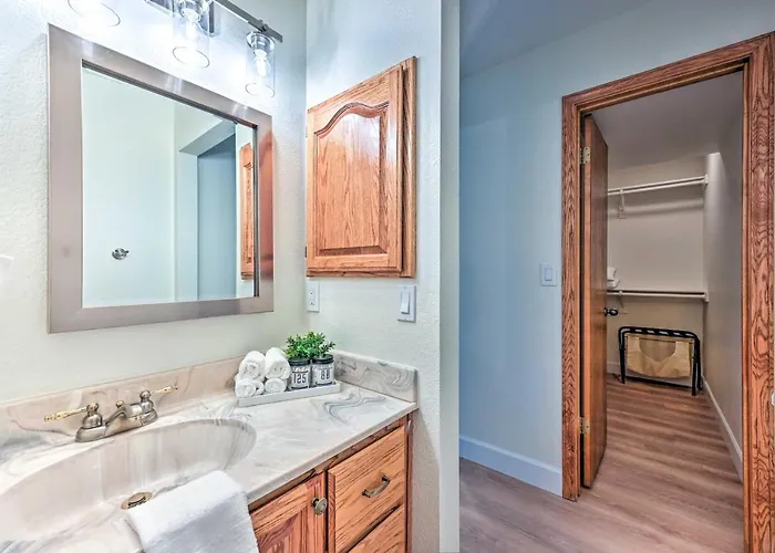 Spacious W/ Hot Tub & Grill! Holiday home
