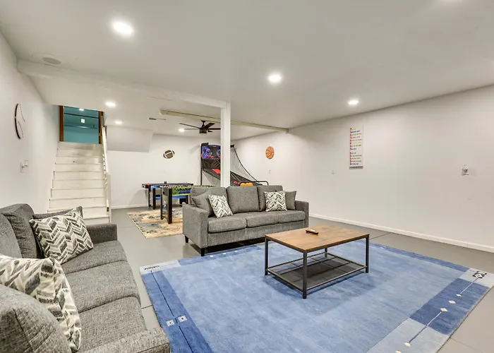 Spacious W/ Hot Tub & Grill! Holiday home