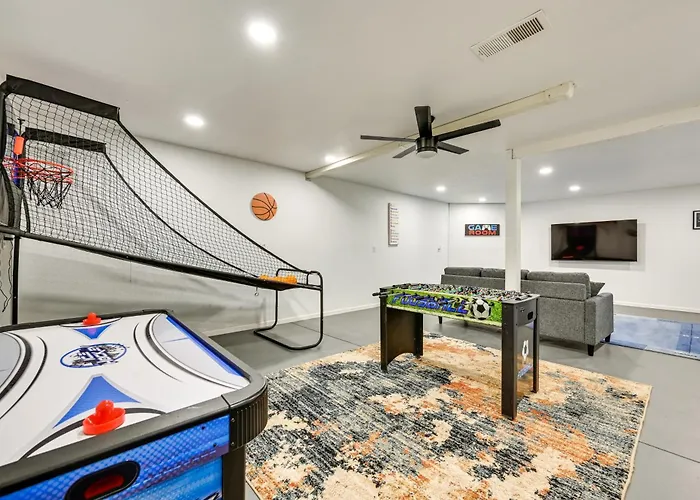 Holiday home Spacious W/ Hot Tub & Grill!