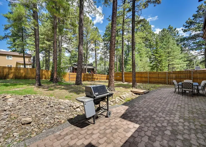 Spacious W/ Hot Tub & Grill! Holiday home *