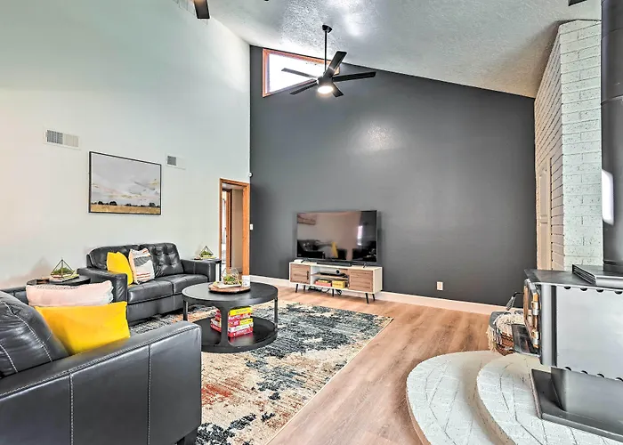 Spacious W/ Hot Tub & Grill! Holiday home Flagstaff